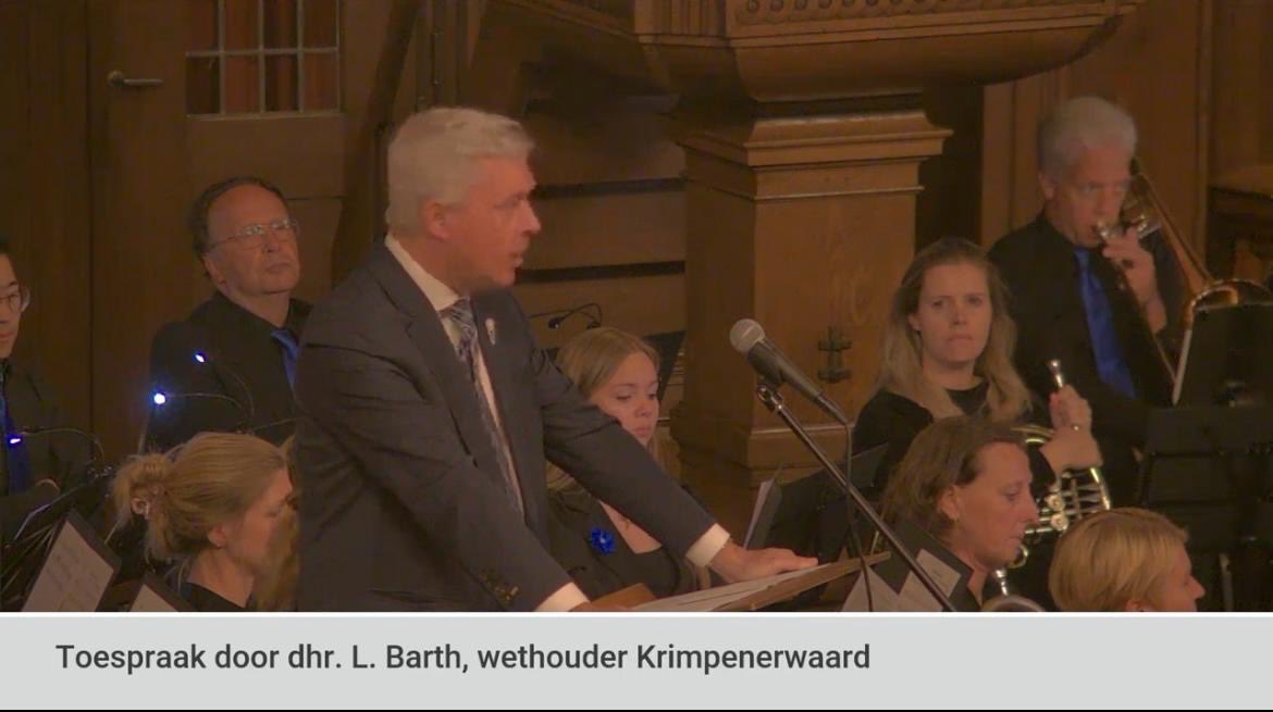 Dodenherdenking 2025 in Schoonhoven. Op begraafplaats slachtoffers herdacht. In Grote Kerk gesproken over vrijheid. Respect, tolerantie, verdraagzaamheid en gewetensvrijheid benoemd als kernwaarden.