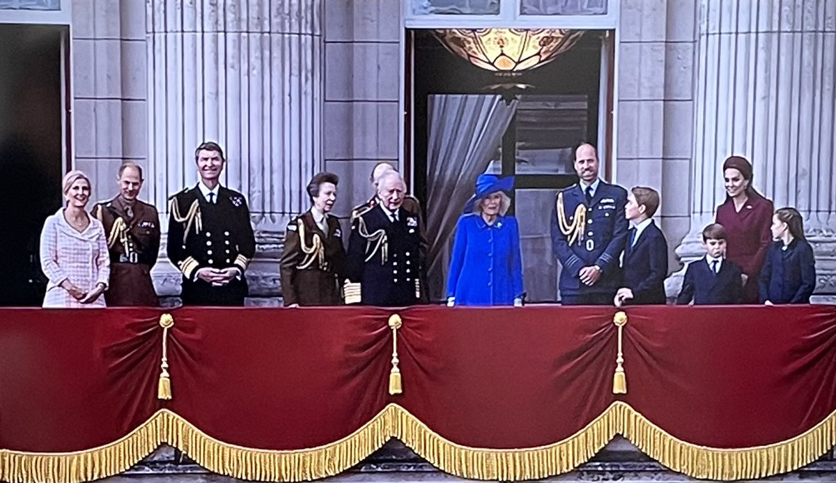 Ratchy_100's tweet photo. #VEDay80 #Family
#RoyalFamilyHistory #RoyalFamily #Monarchy
#ThousandYearHistory
#WorkingRoyals
#GodSaveTheKing #LongLiveTheKing https://t.co/Xpvh7cIDXR