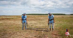 Henrydeclan's tweet image. Why the rush? The US wants to cut reliance on China’s rare earths. Ukraine’s untapped lithium and graphite are a goldmine—if they can clear the landmines (literally). A quarter of Ukraine’s land is contaminated! 😱 #MiningChallenges
6/11