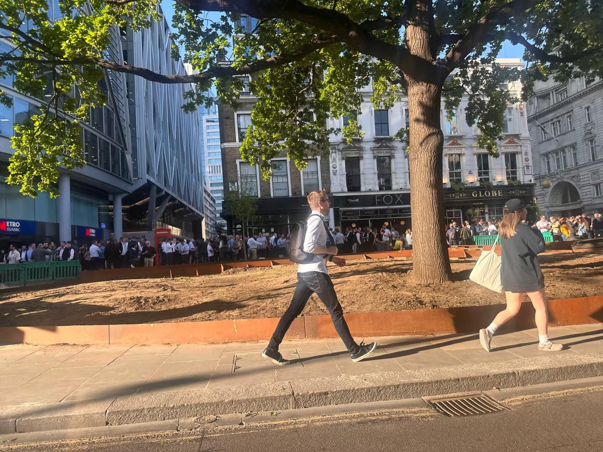 As soon as the sun comes out in London, the whole city starts to fall in love ❤️#LondonLife #GoodWeather #DailyLife #CityExploration #Sunny