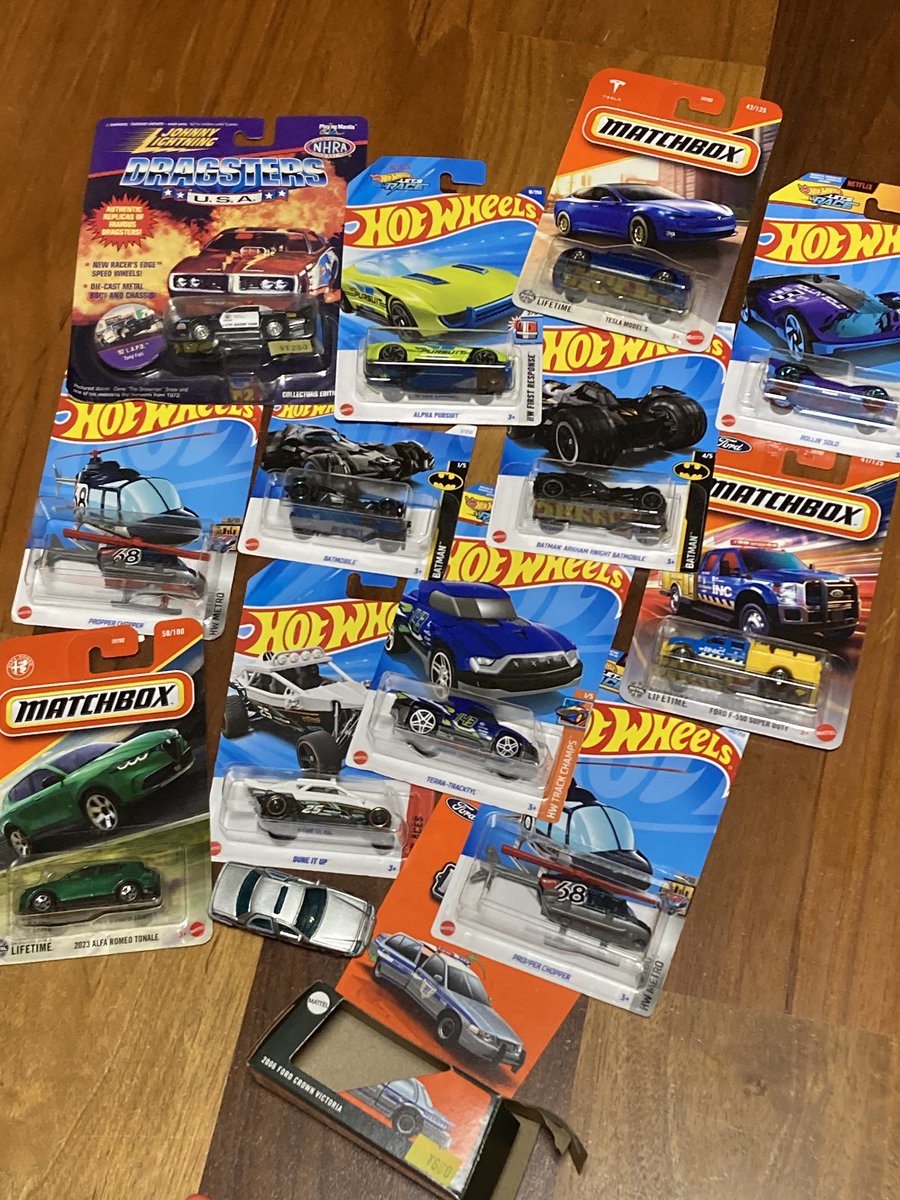 masamegane's tweet image. ウチの僕ちゃん、
とあるお店のこどもの日神企画で神引きをぶちかまし
11台+2台のミニカーを持ち帰るの巻き。

#allsons