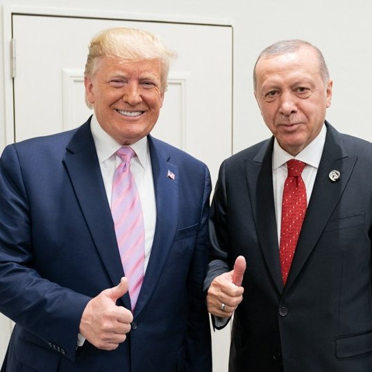 Trump: "Cumhurbaşkanı Erdoğan ile önceki başkanlığımda ilişkilerim mükemmeldi.

Hapse atılan Rahip Brunson'ı talebim üzerine derhal ABD'ye geri göndermişti."