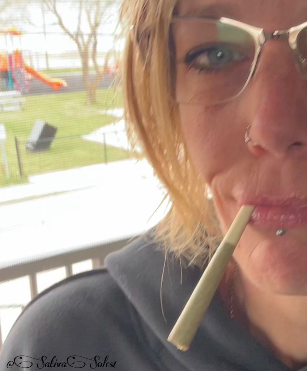 sativasoles1's tweet photo. You, me, this J & that park…Wanna play?😮💨
Mindless Monday’s beautiful #StonerFam #CannaLand #Growmies #CannabisCommunity #Mmemberville🤟💚 #MondayVibes #LetsPlay #NeverGrowUp #UnderDuck #LoveNFun #BeAKid #ImaMakeYouSmile🛝 https://t.co/j3UYJNpvtk