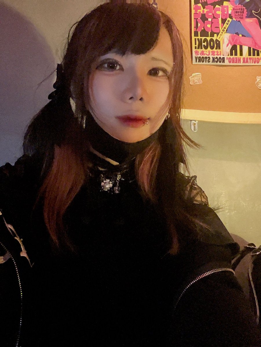 穿新买的volcan逛天府国际动漫城，热的妆全脱了，衣服绑绳上的十字架也掉了，不该对日牌的质量有什么幻想😇