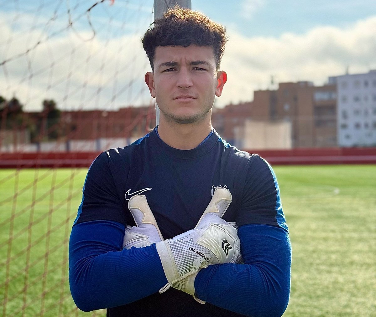 👌Bonito lo del entrenador del <a href="/CDCMOSCARDO_com/">CDC Moscardó</a> <a href="/DaniAlonso14/">Dani Alonso</a> Salió a rueda de prensa con la camiseta del portero suplente Álex Fdez <a href="/Alexfdezna/">Alex</a> ex del <a href="/CFTalavera/">CF Talavera de la Reina</a> o <a href="/CDANavalcarnero/">CDA Navalcarnero</a> para destacar su aportación a la permanencia. Trabajo, ni una queja, compañerismo y positividad.