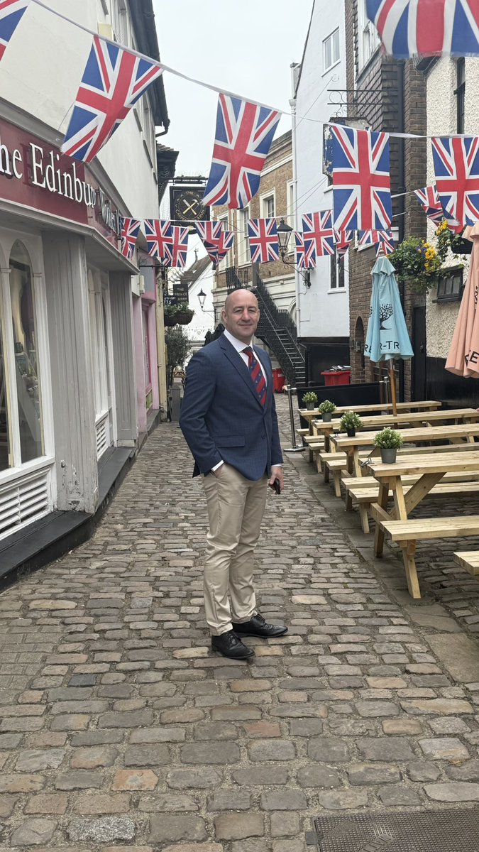 Steve Gallant QGM (@stegallant) on Twitter photo Proud Brit, amidst the greatest flag ever flown by any nation – the Union Jack.
#UnionJack #veday2025 Proud Brit, amidst the greatest flag ever flown by any nation – the Union Jack.
#UnionJack #veday2025