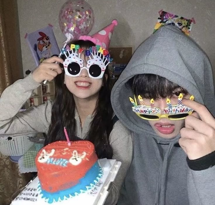 vernaldusk's tweet photo. ㅤ
私たちの誕生日おめでとう！話をしたいときも、ただぼんやり座っていたいときも、いつでも頼れる存在でいてくれてありがとう。これからも毎年もっと強くなっていこうね！

あなたの唯一の妹より。🌼
ㅤ https://t.co/6qQGOdW4oy