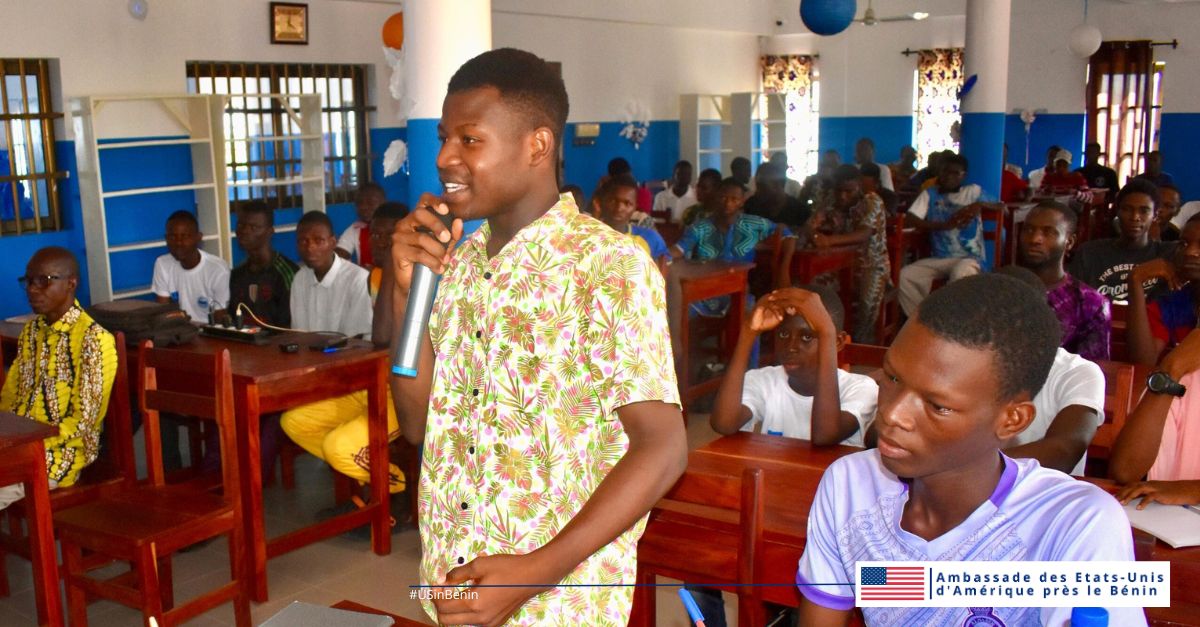 USEmbassyBenin's tweet photo. 📚 Et si votre futur campus était à New York, Chicago ou SF ? À Natitingou, +70 jeunes ont découvert eLibraryUSA &amp; les 5 étapes pour étudier aux 🇺🇸 avec EducationUSA.
Motivation, ambition, opportunités. L’avenir se prépare maintenant.
#USinBenin #EducationUSA #Natitingou https://t.co/GC2LH0jsQS
