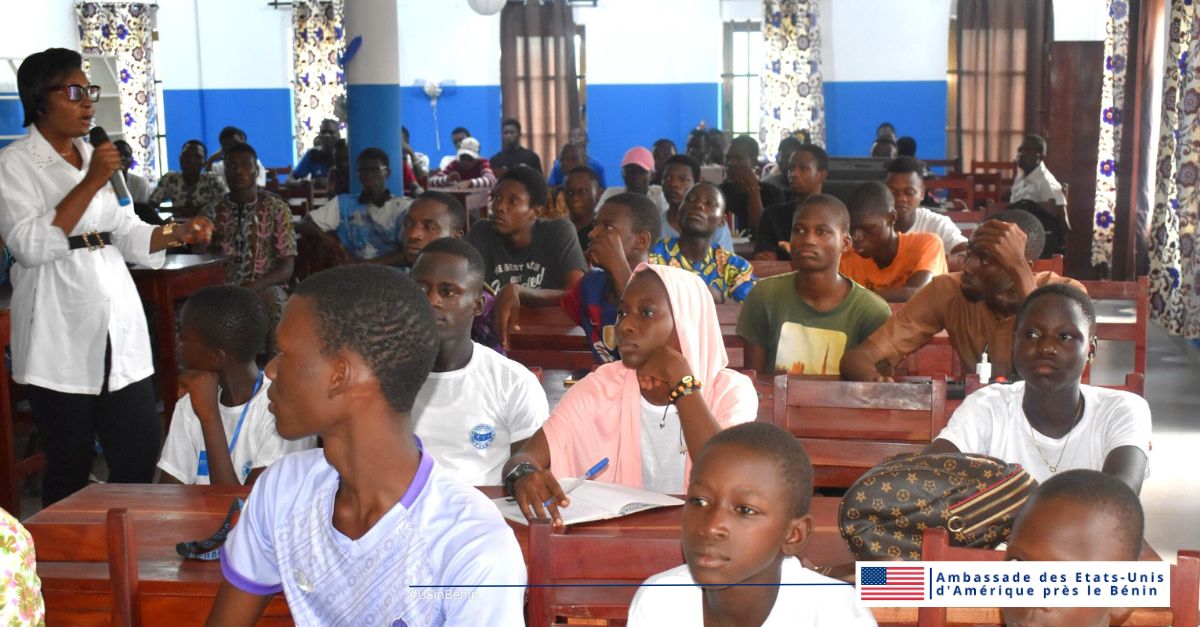 USEmbassyBenin's tweet photo. 📚 Et si votre futur campus était à New York, Chicago ou SF ? À Natitingou, +70 jeunes ont découvert eLibraryUSA &amp; les 5 étapes pour étudier aux 🇺🇸 avec EducationUSA.
Motivation, ambition, opportunités. L’avenir se prépare maintenant.
#USinBenin #EducationUSA #Natitingou https://t.co/GC2LH0jsQS