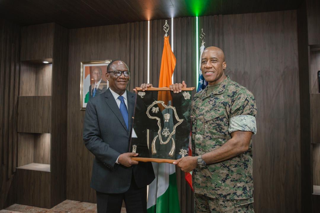 USAfricaCommand's tweet photo. Gen. Michael Langley met with Côte d’Ivoire’s Minister of Defence Ouattara and military leaders during #Flintlock25, underscoring the US’ commitment to peace through strength by working alongside partners to counter terror groups threatening W. Africa and the US Homeland. https://t.co/ZtenozotfX