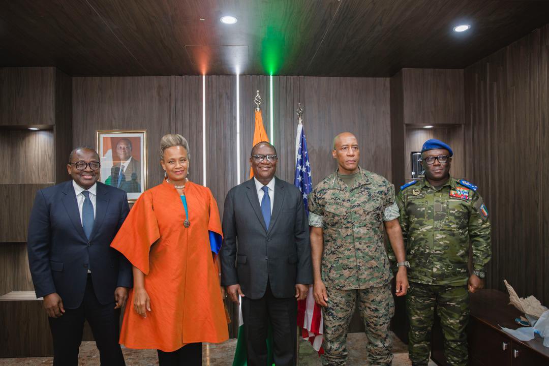 USAfricaCommand's tweet photo. Gen. Michael Langley met with Côte d’Ivoire’s Minister of Defence Ouattara and military leaders during #Flintlock25, underscoring the US’ commitment to peace through strength by working alongside partners to counter terror groups threatening W. Africa and the US Homeland. https://t.co/ZtenozotfX