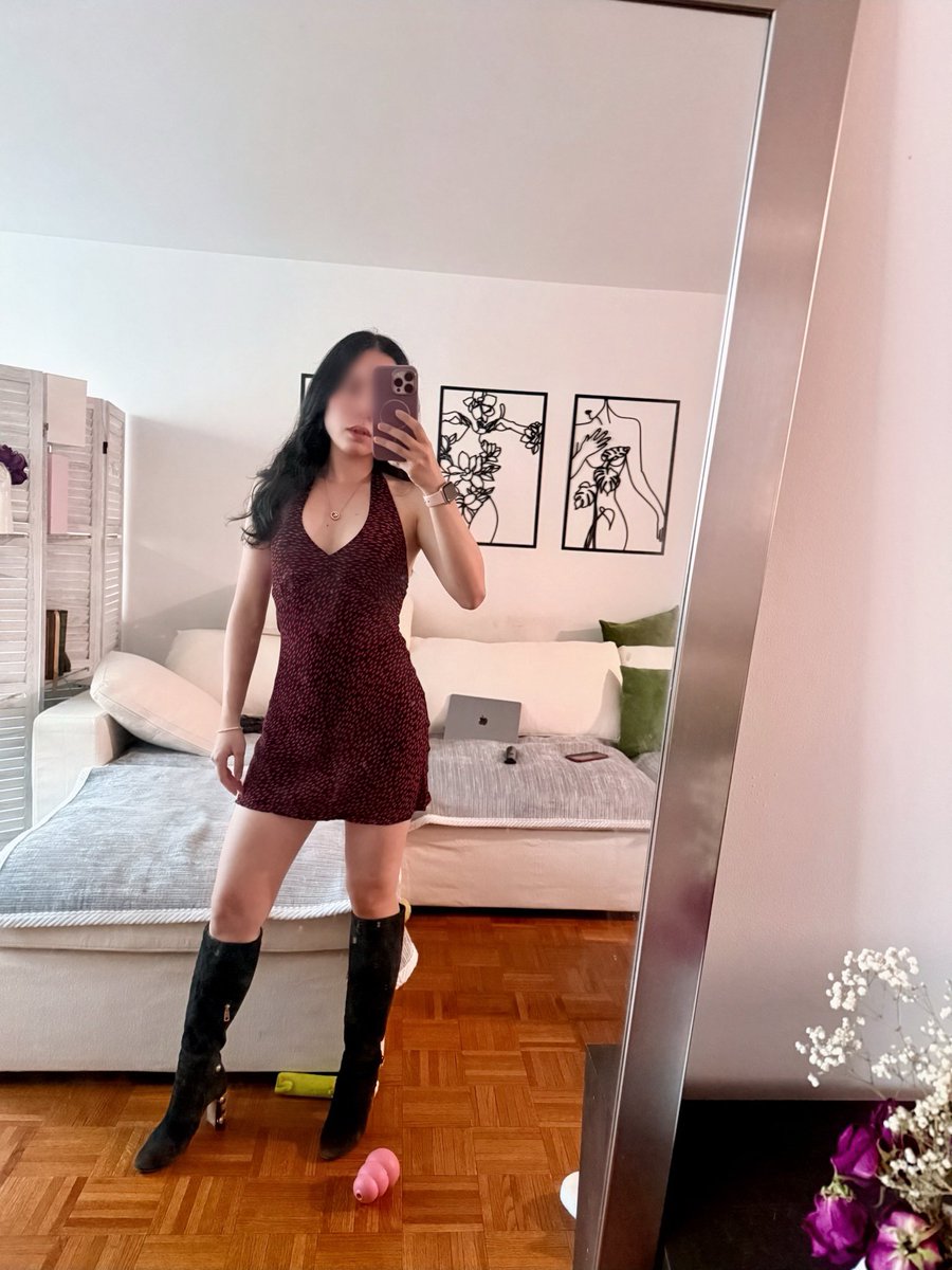 When mini dresses are in but boots are not out yet 👗🌹