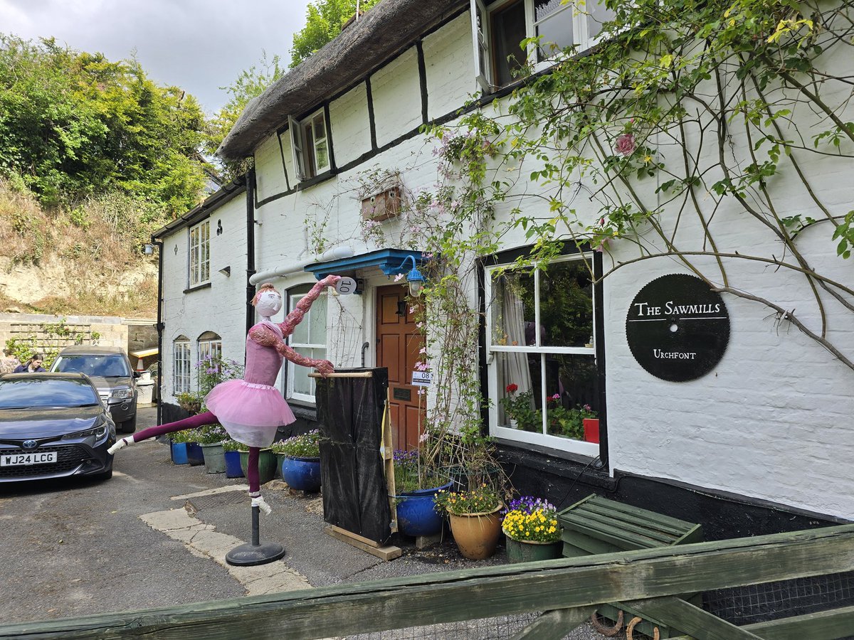 Walk_Wiltshire's tweet photo. Wrapped up the last day of the Urchfont Scarecrow Festival & Plant Sale with friends! 54 scarecrows + cryptic clues = great fun. Didn’t get photos of them all, but here are a few faves. Been before?
#urchfontscarecrowfestival #WeekendWalks #VisitWiltshire #GoOutdoors #WalkWithMe https://t.co/4fDFGnUizF