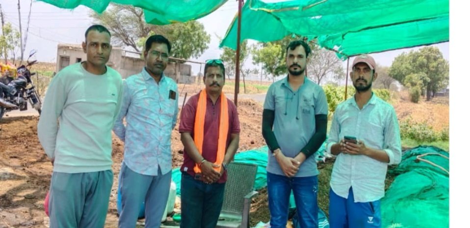 PROJS_Ujjain's tweet image. लाला जी मुकाती ने केंचुआ खाद से बदली अपनी किस्मत! अब सालाना 8-10 लाख की कमाई कर रहे हैं और आसपास के किसानों को भी जैविक खेती के लाभ से अवगत करा रहे हैं। 🌱🚜 #SuccessStory #OrganicFarming #Vermiculture #UjjainFarming #KisanInnovation