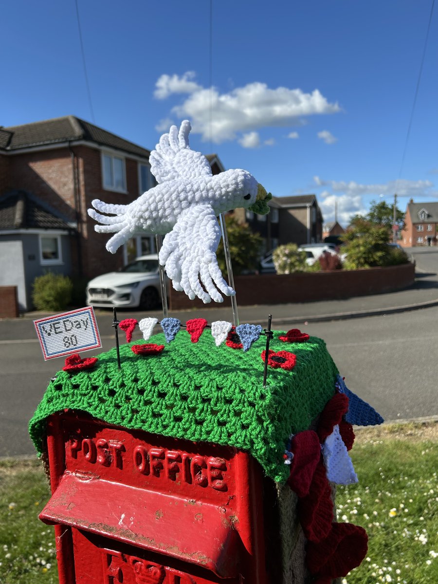 I didn't intend to make another VE Day topper, but after losing dad I was in desperate need for something to fill my time, so here she is.
A dove of peace.
She is simple, but I love her <3
#VEDay #VEDay80 #postboxTopper #postboxSaturday