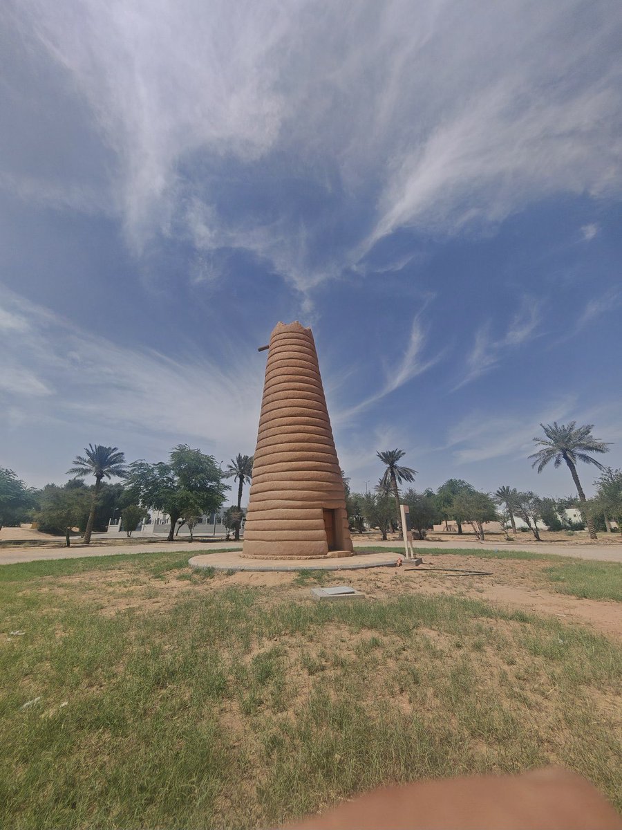 مرقب بلدة #الشماس

تأسست #الشماس عام 750هـ ثم اندثرت وأصبحت جزء من بريدة بعد توسعها

تنسب بلدة الشماس لمؤسسها جد عشيرة #آل_شماس
#شماس بن سابق بن غانم بن ناصر بن ودعان بن سالم بن زايد، من قبيلة الدواسر، من ذرية الأسد (الدوسر) بن عمران بن عمرو (الملطوم)، من العتيك من مازن من #الأزد