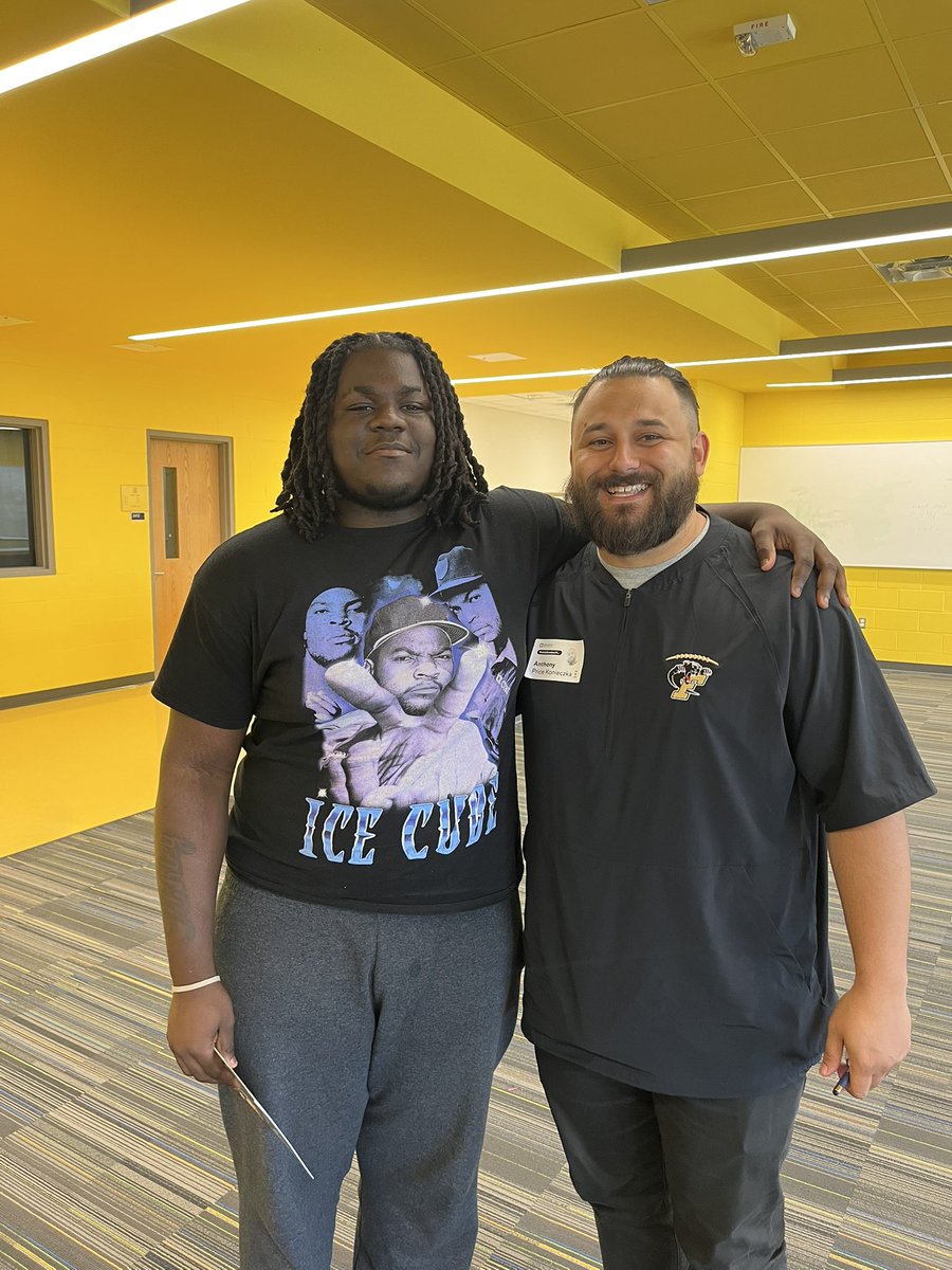 avionperry's tweet image. Thank you coach @thetruAK for coming to my school and talking to me today. I greatly appreciate the feedback you gave me and the talk we had @CoachFronk @CoachMozerka @apexhsathletics @ApexFBRecruits