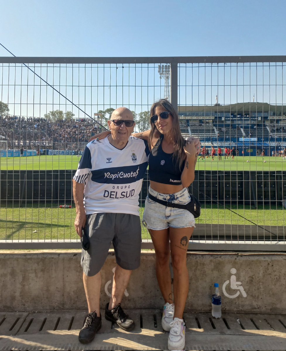 BerCapparelli's tweet photo. Hoy cumple años mi abu. Felices 94 al enano más grande del mundo 💙 https://t.co/aS1wanhdTn