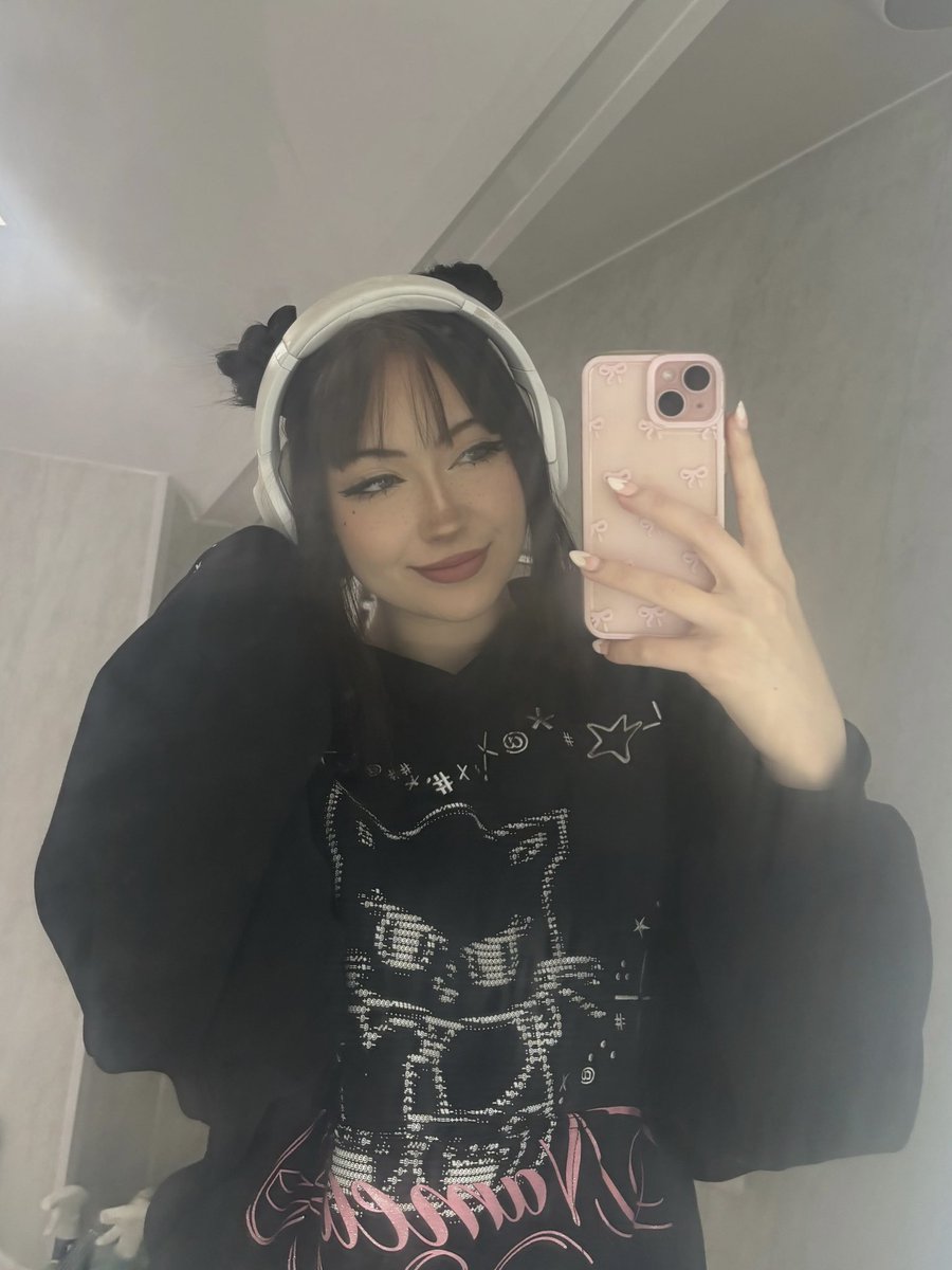 this hoodie is sooo big and cosy aaa