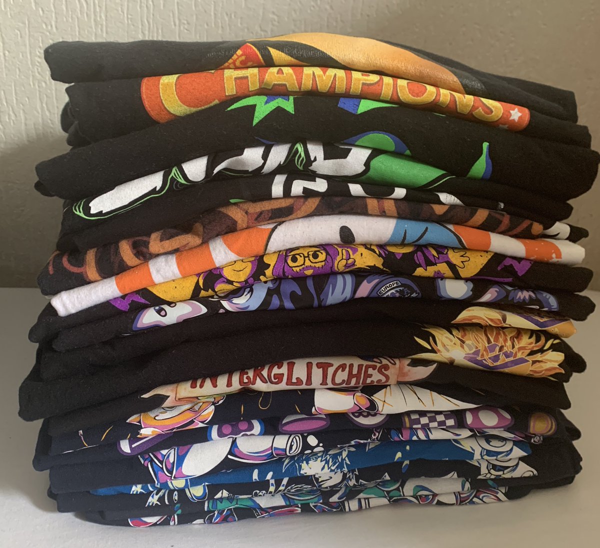 Quand tu rassembles enfin tous tes TShirts d’events gaming : 14/19 d’event en IRL, 3/19 online, 2/19 autres.
Je vous laisse deviner d’où ils viennent tous ! 🤓
(Un dernier est encore en cours d’expédition 👀)