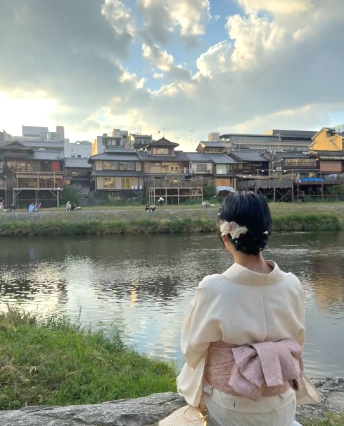 川辺で休憩して、昔の趣と自然の完璧な融合を感じます。浴衣を着て、夕日に照らされていると、古い街並みに時が止まっているようです。
