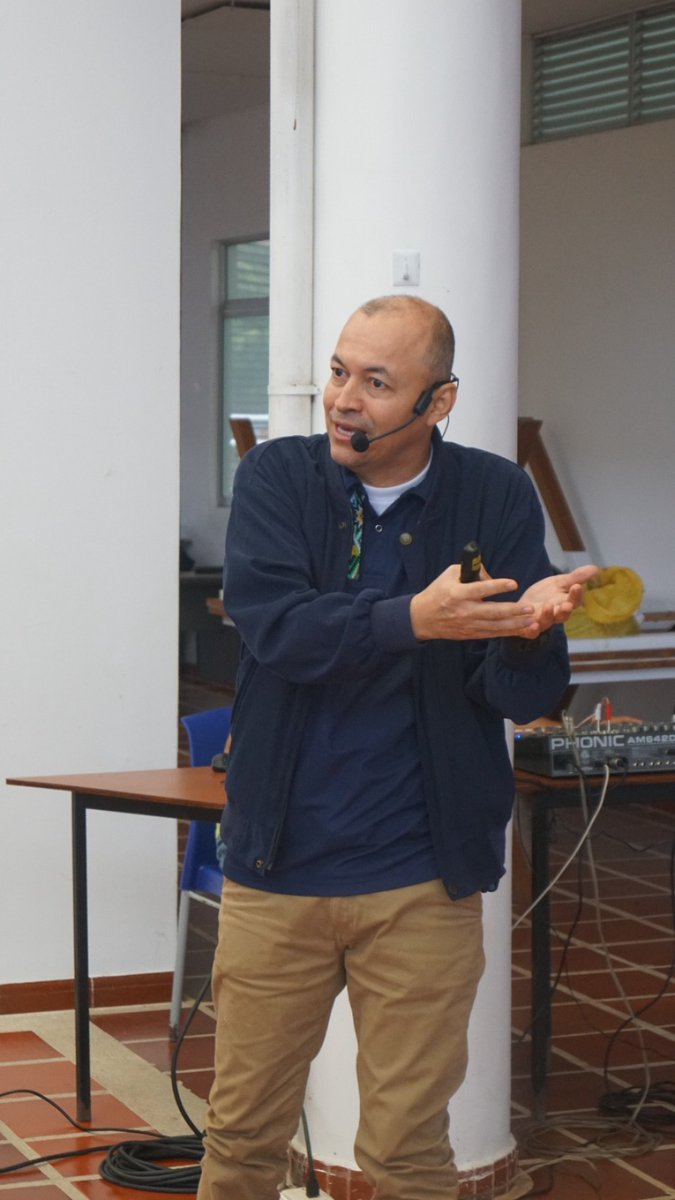 Importante curso de Inteligencia Artificial en nuestro Instituto Tecnológico del Putumayo, un espacio orientando por el PHD Jhoni Cerón.
Con el objetivo de impulsar el desarrollo de nuevas propuestas educativas que integren
tecnologías de vanguardia.