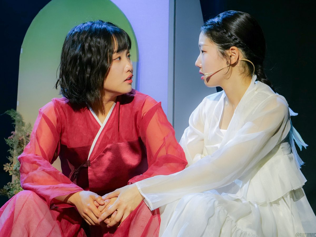 raemmic's tweet photo. 250505 삼색도 스페셜 커튼콜

소쌍❤️ #송영미 배우님
단지🤍 #정단비 배우님

...🥹 https://t.co/QtPlsPg06J