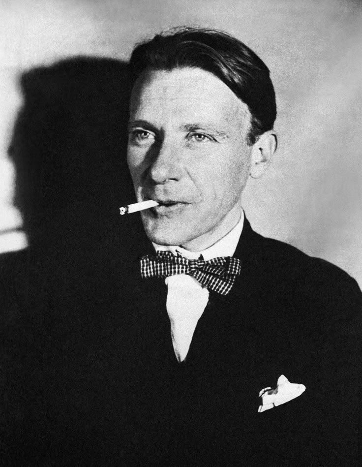 “Tanrı bir insanı cezalandıracağı zaman önce mantığını elinden alır…” 

Beyaz Muhafız | Bulgakov