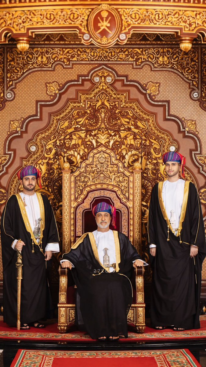 قَصْرُ العَلَمْ، والعِزُّ يَسْكُنُ في سَنَاهُ
فِيــهِ المَجَدُ تَجَلَّى، وازْهَـرَتْ رُؤَاهُ

يَزْهُــــو الوَفَـــا فِي رُبْعِـهِ وَبَهَــاهُ
سُلْطَانُنَــــا، وَابْنَـــاهُ فَاخَرْنَـــــاهُ
#السلطان_هيثم_بن_طارق