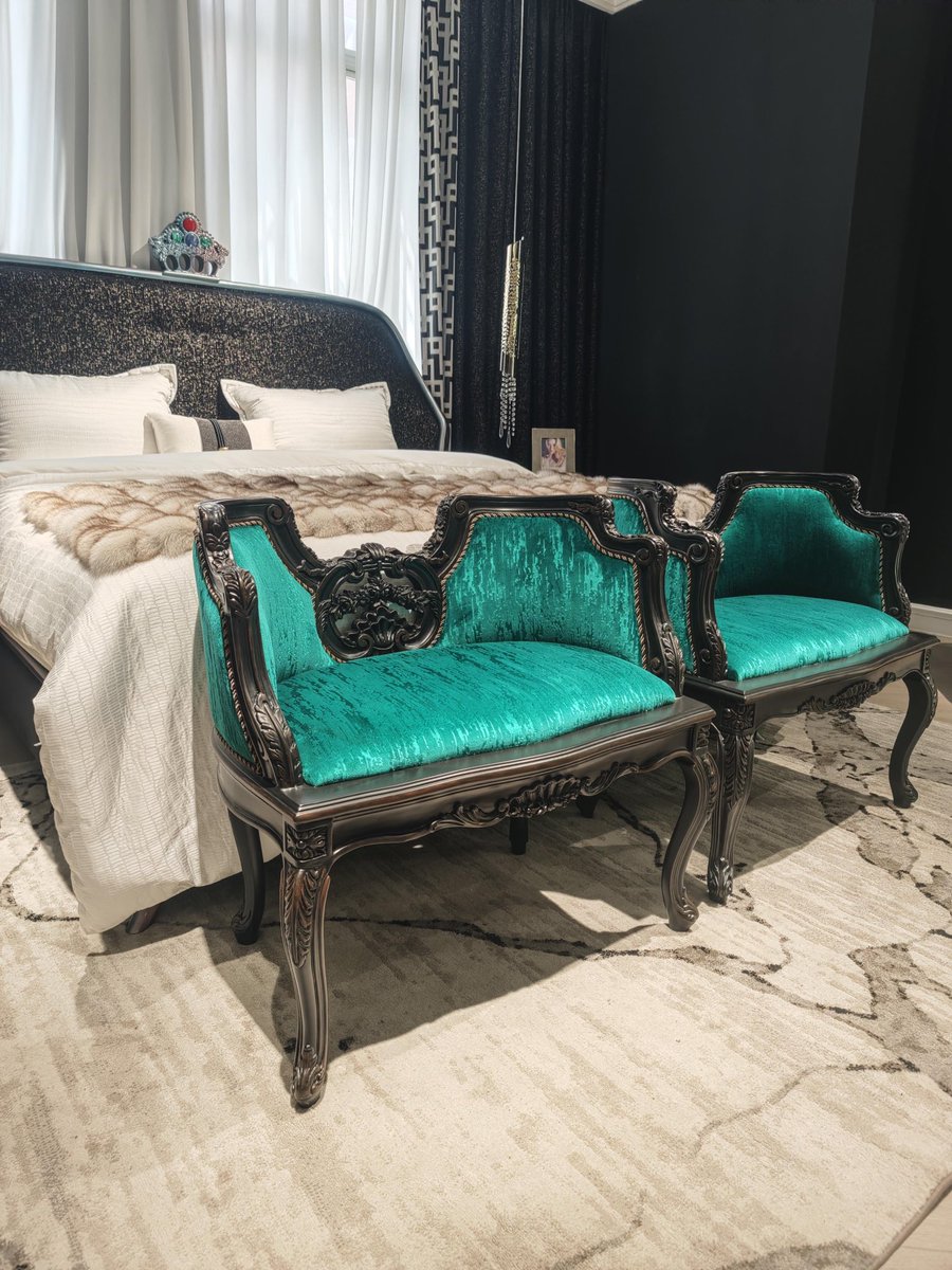 tdcasa_studio's tweet image. Velvet Throne Chairs 👑💚 Meet Luxury Bedroom Goals

Velvet, vintage, and drama — this luxury bedroom isn’t just a place to sleep, it’s a statement.

#velvetchair #luxurybedroom #moodyinterior #interiordesigntrends #bedroomaesthetic #statementfurniture #ritong #amonic