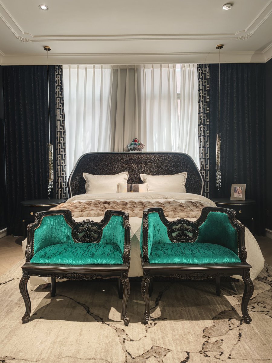 tdcasa_studio's tweet image. Velvet Throne Chairs 👑💚 Meet Luxury Bedroom Goals

Velvet, vintage, and drama — this luxury bedroom isn’t just a place to sleep, it’s a statement.

#velvetchair #luxurybedroom #moodyinterior #interiordesigntrends #bedroomaesthetic #statementfurniture #ritong #amonic