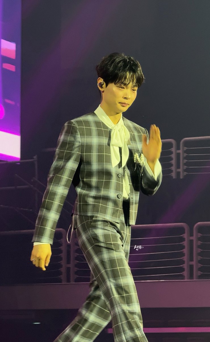 250504 와장창 막콘 💥  #신예찬  #LUCY

잠시만욥 ! 예차니 지나갈게욥 !!