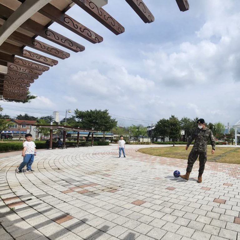 상보싶 ㅜㅜ 
호주아기들이랑 참 잘놀아줘 ♡
좋은삼촌 ㅜㅜ