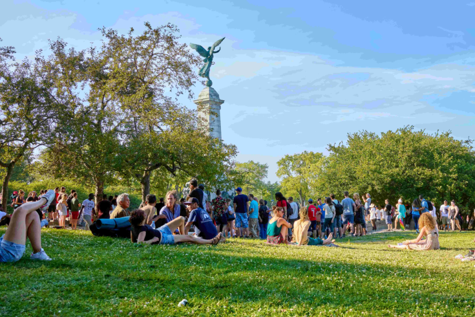 mcgillu's tweet photo. Sun safety is declining in Canada, McGill research shows. While most adults spend long hours in the sun, few use sunscreen regularly, contributing to rising skin cancer rates. ☀️🧴

Read more: https://t.co/bRKTzvvVOV https://t.co/pwKiXqE4xf