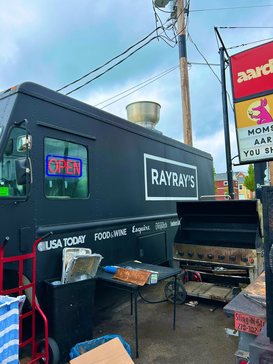 asianposh2022's tweet photo. The best food truck #rayraysbbq https://t.co/67xfGVFp6k