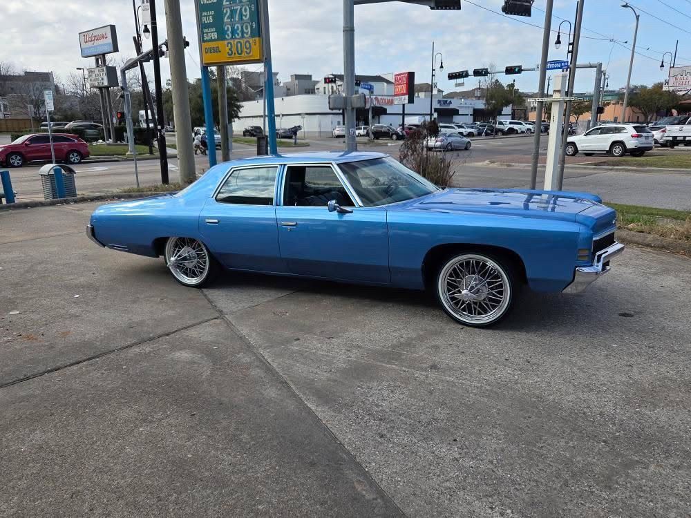 voguetyres's tweet photo. Staying True, Riding Blue 💙 72 impala on 20 inch Blue Stripes. #BlueStripes #VogueTyre #Vogues https://t.co/l80tcDldjV
