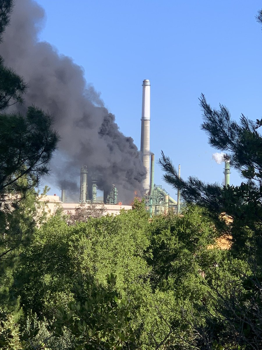 Coach_Sanchez99's tweet photo. @kcranews fire at Benicia refinery @CityofBenicia https://t.co/oFbfH1qxjE