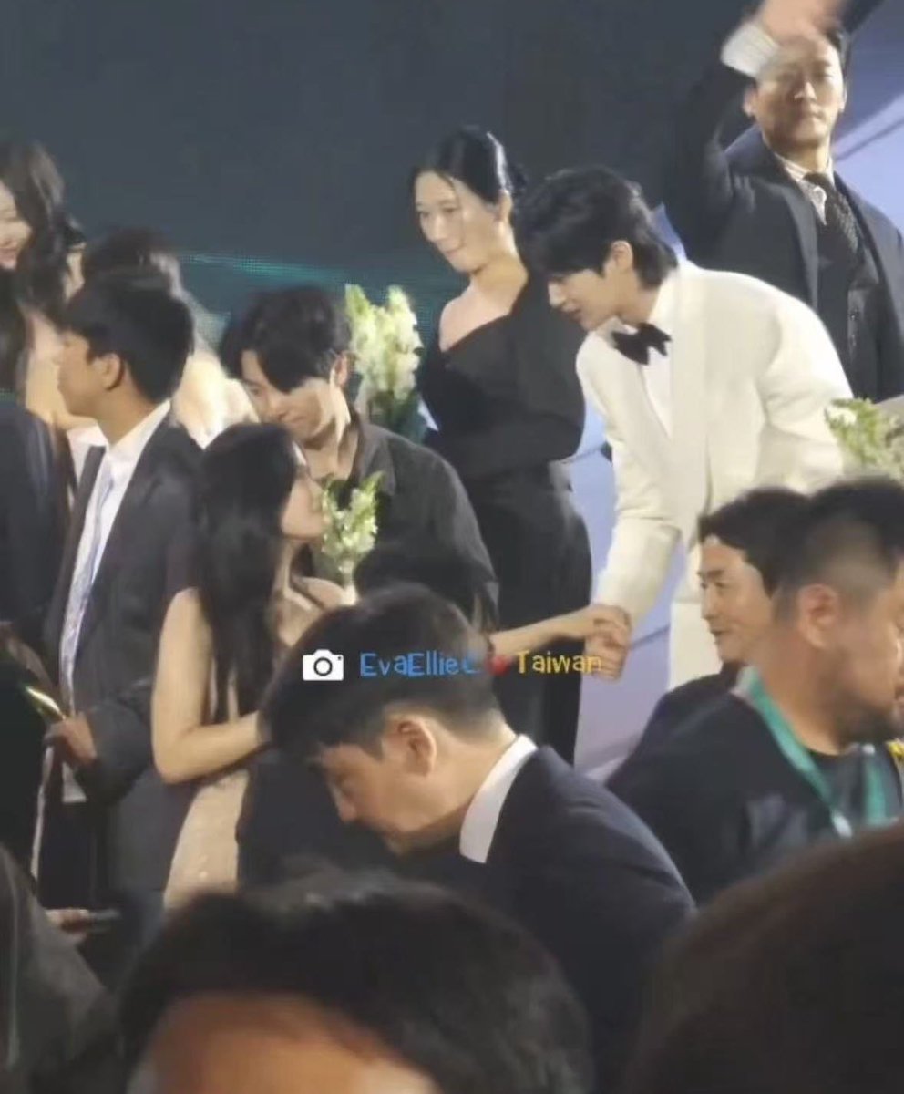 THEIR HANDS!!!😭 OH MY WOOHYE😭