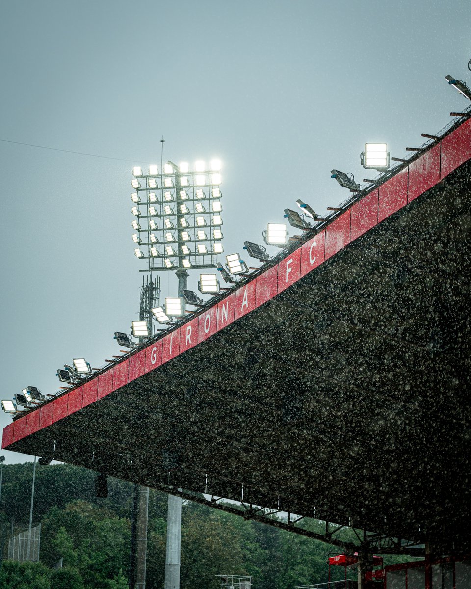 GironaFC's tweet image. ⛈️ Plogui, nevi o troni, 𝐒𝐄𝐌𝐏𝐑𝐄 𝐆𝐈𝐑𝐎𝐍𝐀! ❤️🤍