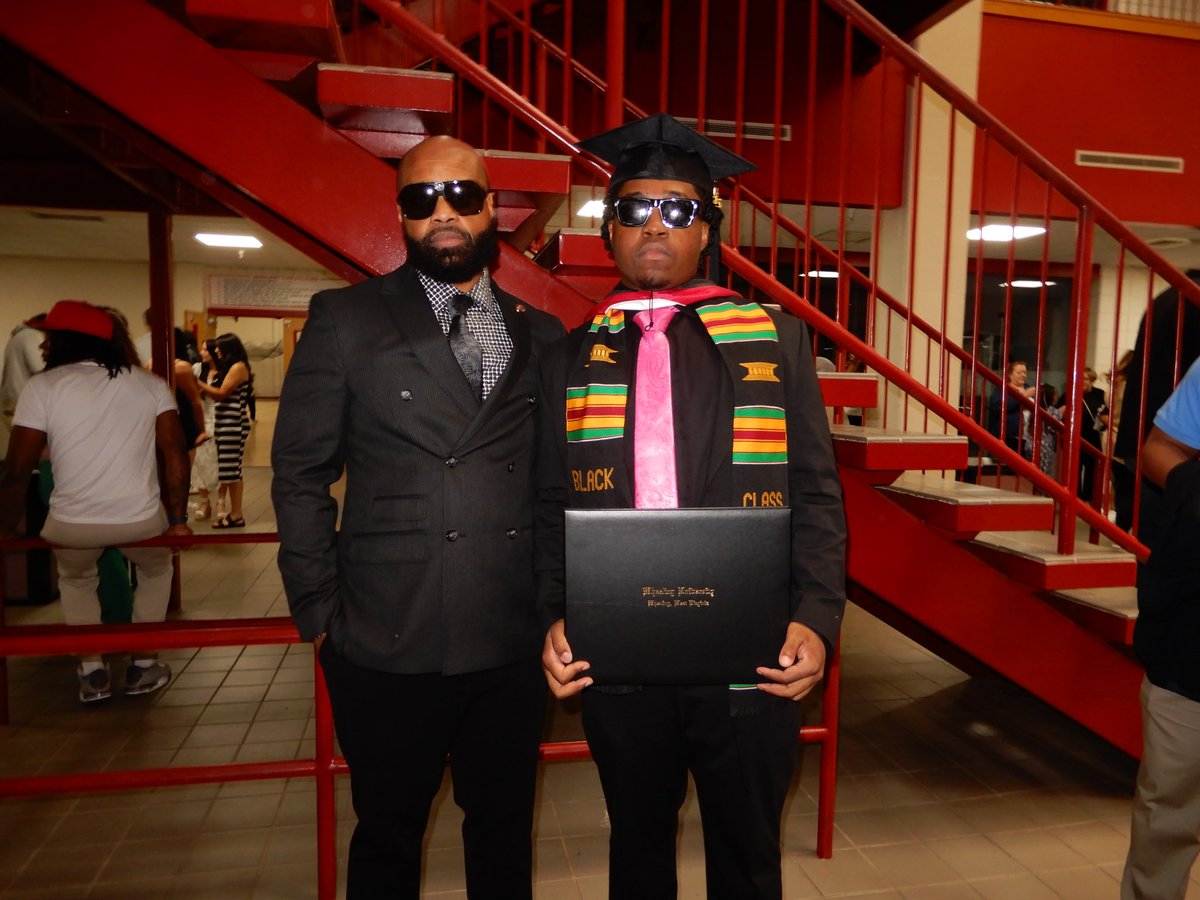 👨🏾‍🎓