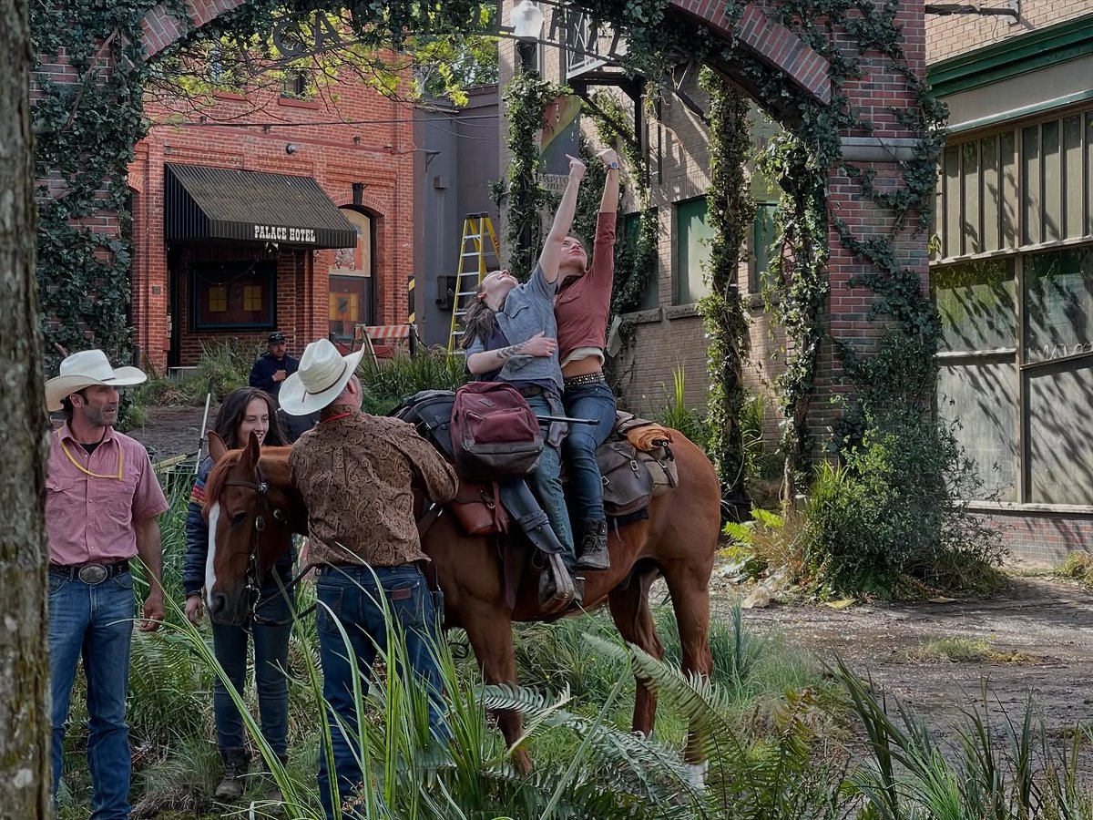 Isabela Merced, Bella Ramsey, Craig Mazin, and the crew behind the scenes of #TheLastOfUs Season 2 Episode 4 🎬