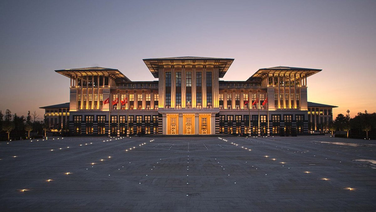 Dolmabahçe Sarayı 1843
Çırağan Sarayı 1863
Beylerbeyi Sarayı 1865
Yıldız Sarayı 1880
Tüm bu sarayların ortak noktası Osmanlı ' nın çöküşü döneminde yapılıyor olması.
İtibardan tasarruf olmaz denilerek , Avrupa'ya biz iyiyiz imajı vermek içindi.