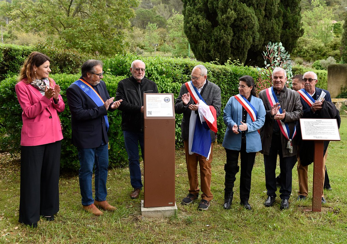Departement du Var 83 (@departement_var) on Twitter photo #Varages 🇫🇷 C'est dans le parc verdoyant de l'Enclos qu'a été dévoilé ce matin le dernier totem via l'application virtuelle #VAR1944 Les routes varoises de la liberté. Présence de <a href="/PLeonelli/">Philippe Leonelli</a>, V.Garello, des #maires de Varages, Brue-Auriac, Barjols. #Varages 🇫🇷 C'est dans le parc verdoyant de l'Enclos qu'a été dévoilé ce matin le dernier totem via l'application virtuelle #VAR1944 Les routes varoises de la liberté. Présence de <a href="/PLeonelli/">Philippe Leonelli</a>, V.Garello, des #maires de Varages, Brue-Auriac, Barjols.
