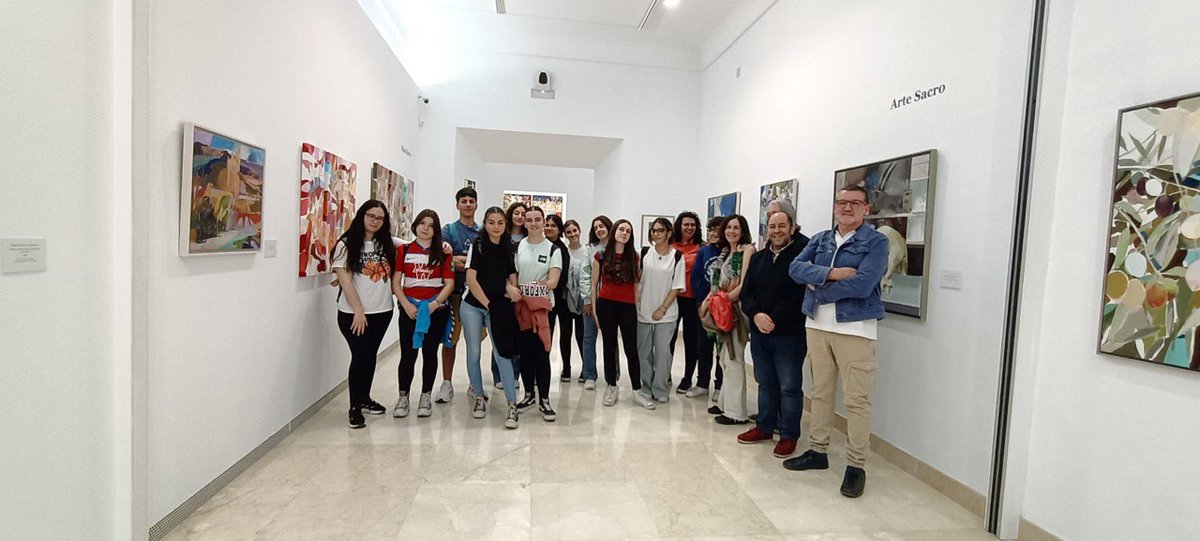 El alumnado de 4º de ESO de Educación Plástica ha podido disfrutar de una visita guiada por el propio artista David Sancho en el Mad de Antequera comprendiendo sus 56 obras dentro de su exposición: " Vivir, crear, viajar".