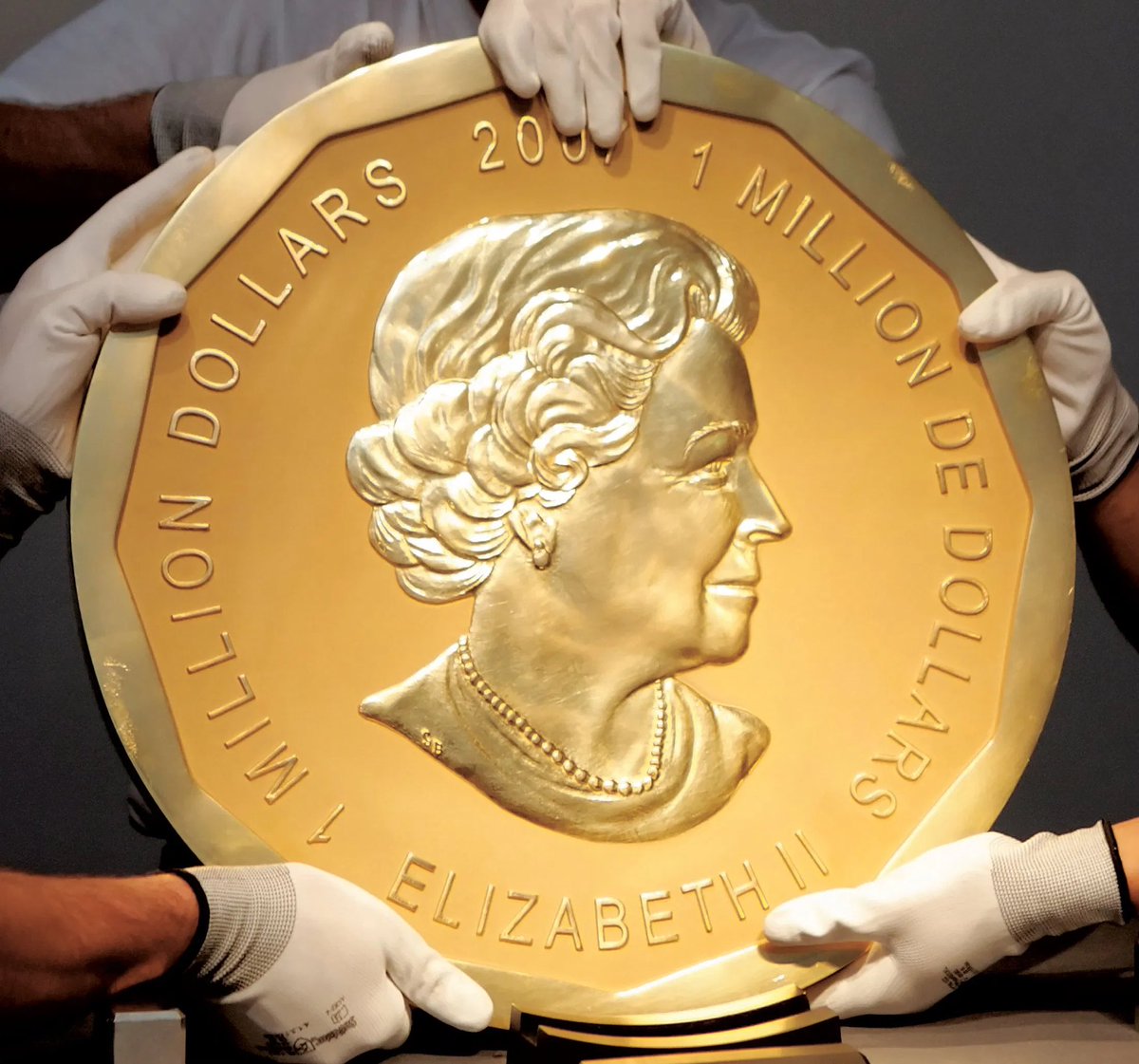 stats_feed's tweet photo. 🇨🇦 Canada made five $1,000,000 face value coins out of pure gold weighing 221lbs (100kg), one of which was stolen during a heist, never to be found. https://t.co/9nvz81KXHl