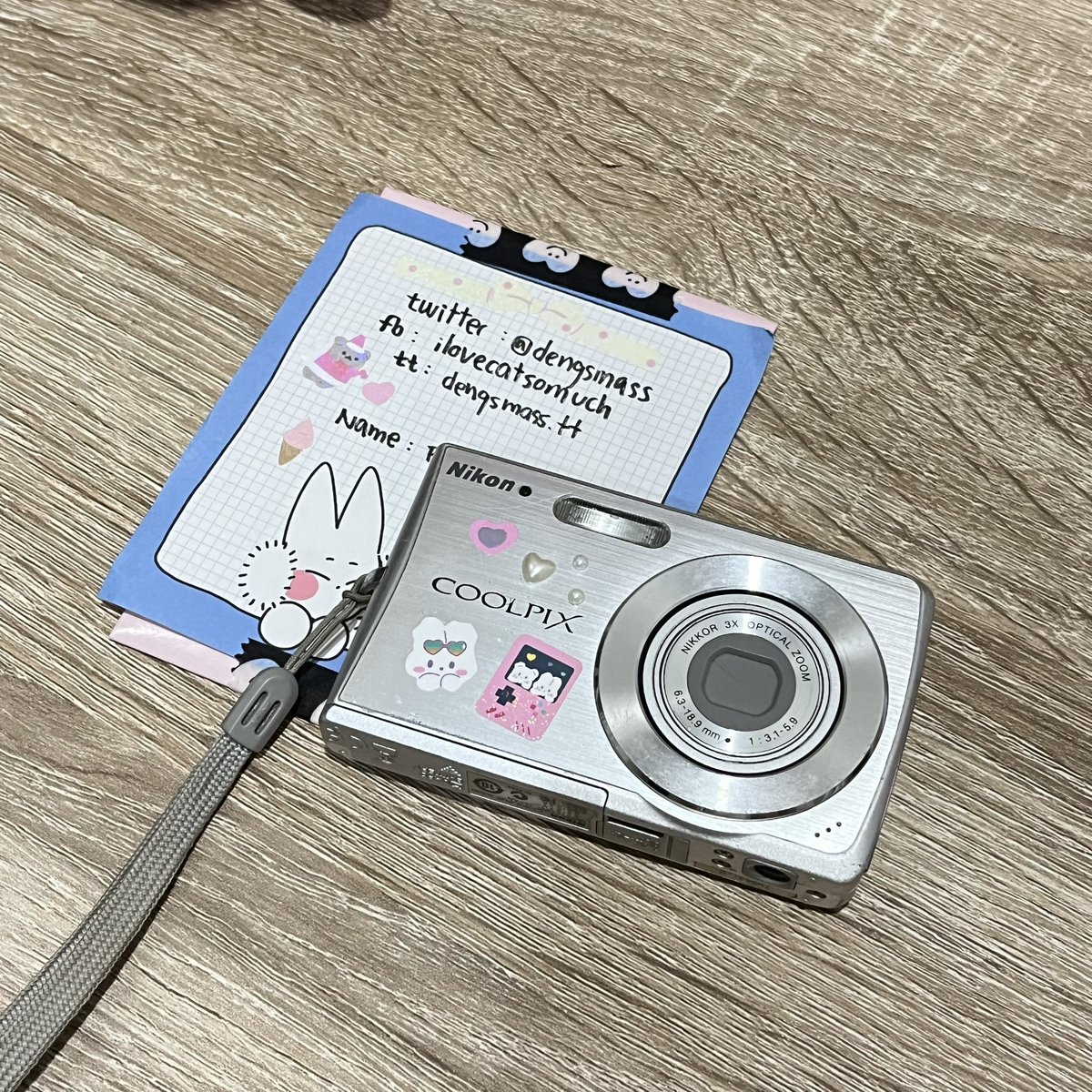 dengsmass's tweet photo. Nikon Coolpix s200 silver 🤍

🤍 2000 ส่งฟรี

🐰 ใช้งานปกติ แฟลชออก เลนส์ไม่มีรอย 

สิ่งที่ได้ : เครื่อง+ถ่านAA 2 ก้อน+สายคล้อง (รับเมม+100)

ตำหนิ : รอยตามการใช้งาน ,ซูมมีฝุ่นเยอะ ไม่ซูมไม่เห็��

พต dm ค่า

#กล้องดิจิตอล #ส่งต่อกล้องดิจิตอล #กล้องดิจิตอลมือสอง #กล้องดิจิตอลคอมแพค https://t.co/JLqqaJwgm1