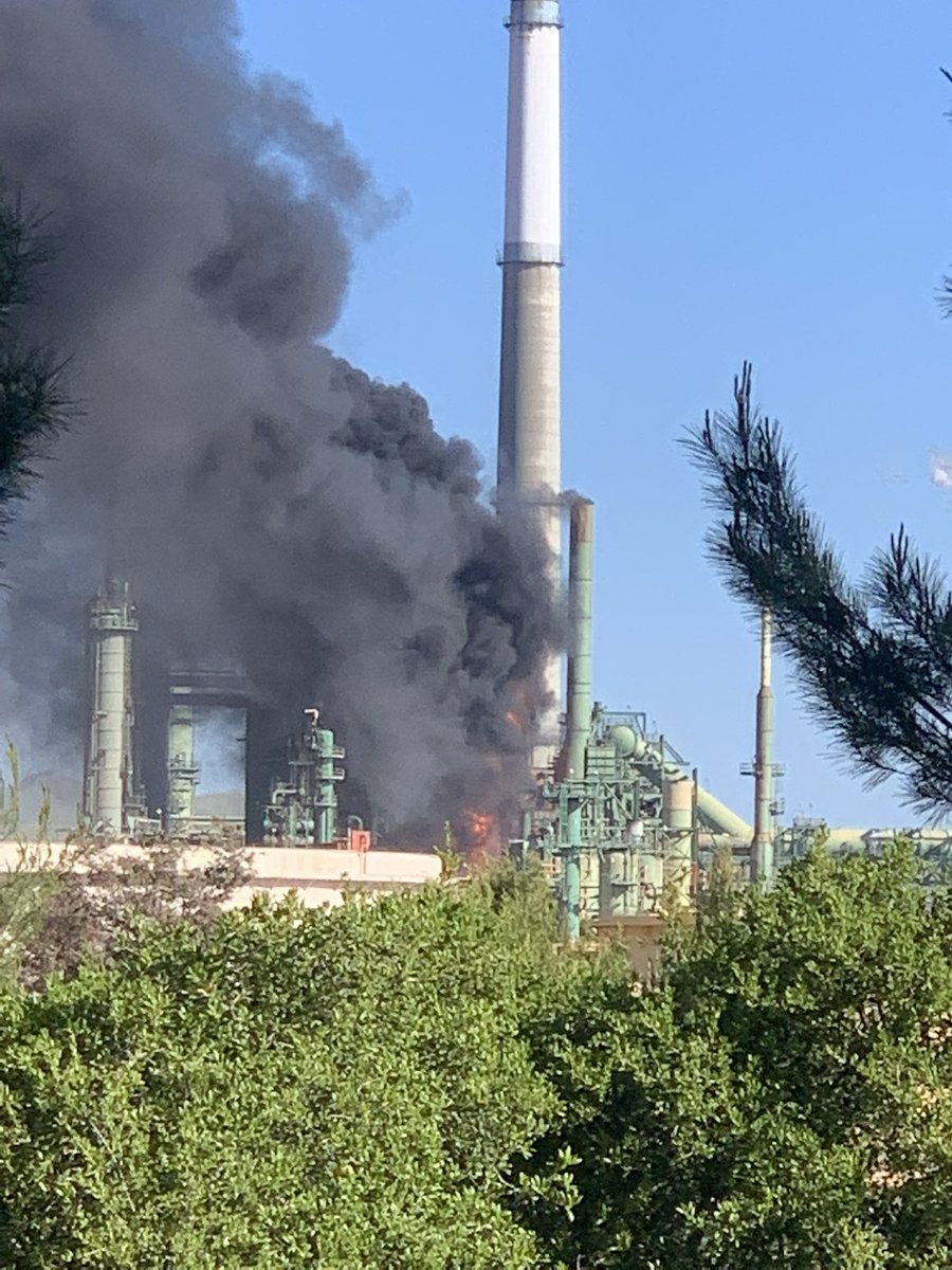 Coach_Sanchez99's tweet photo. Fire at Benicia refinery @kcranews https://t.co/JnvxdLuZSN