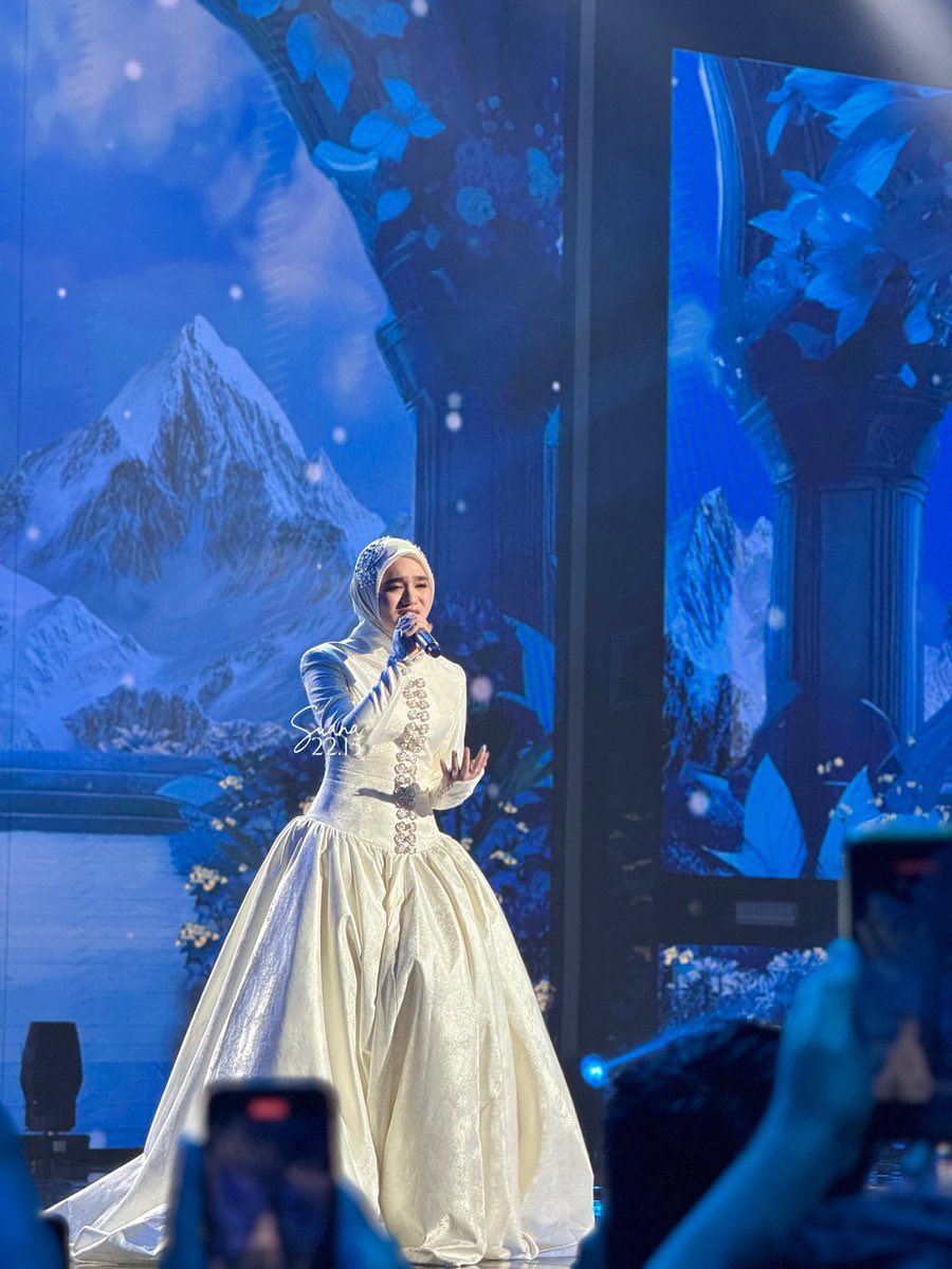 𝒔𝒉𝒆 𝒘𝒂𝒔 𝒔𝒖𝒏𝒔𝒉𝒊𝒏𝒆 tweet media