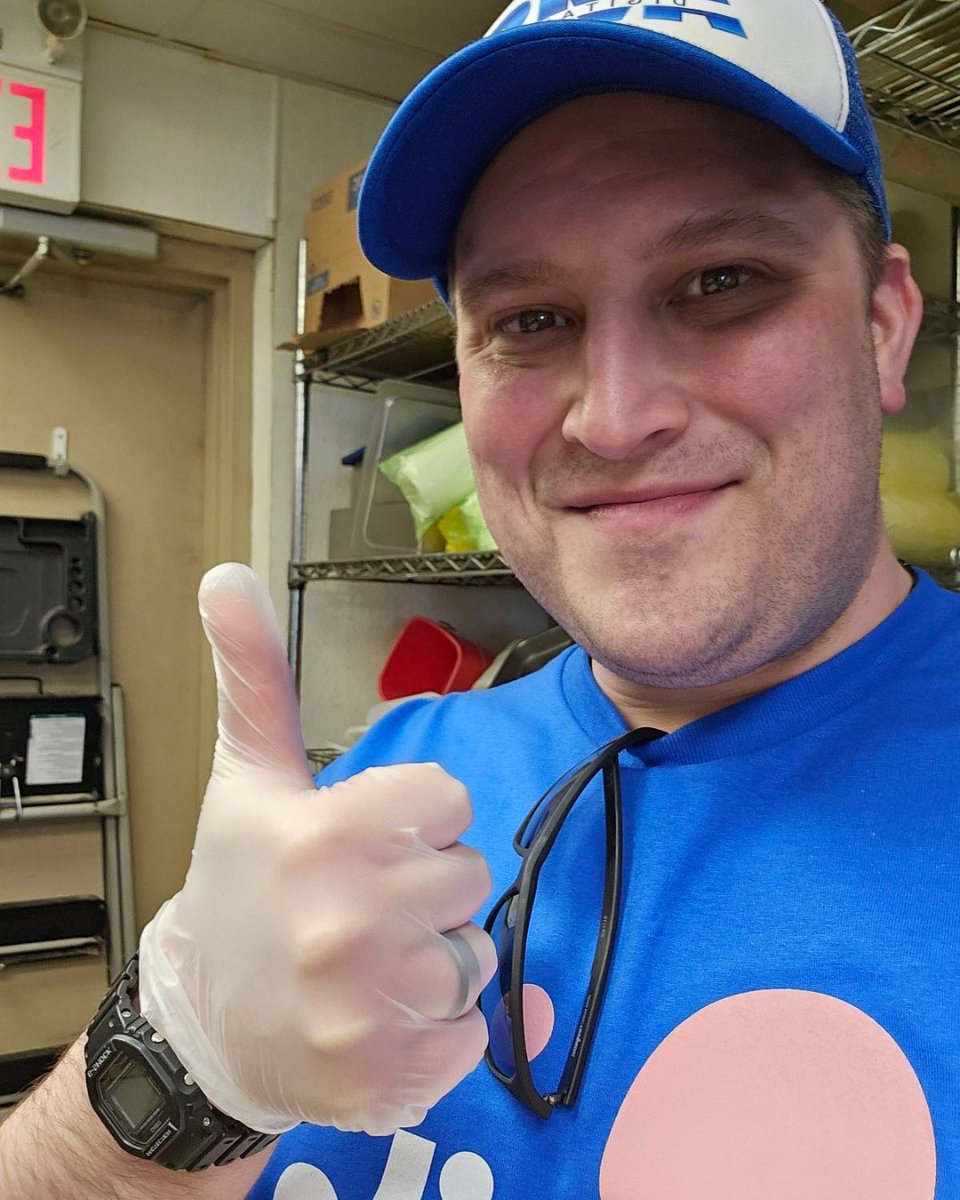 amsdigital_ca's tweet image. Happy Monday! 🍪
-
Andy took some time last week to decorate #smilecookies at Tim Hortons!
-
#timhortonssmilecookie #smilecookiedecorating #smile #timhortons #charity #localcharity