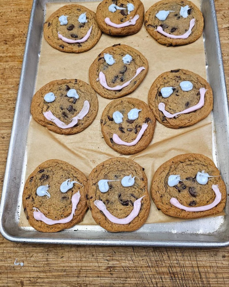 amsdigital_ca's tweet image. Happy Monday! 🍪
-
Andy took some time last week to decorate #smilecookies at Tim Hortons!
-
#timhortonssmilecookie #smilecookiedecorating #smile #timhortons #charity #localcharity